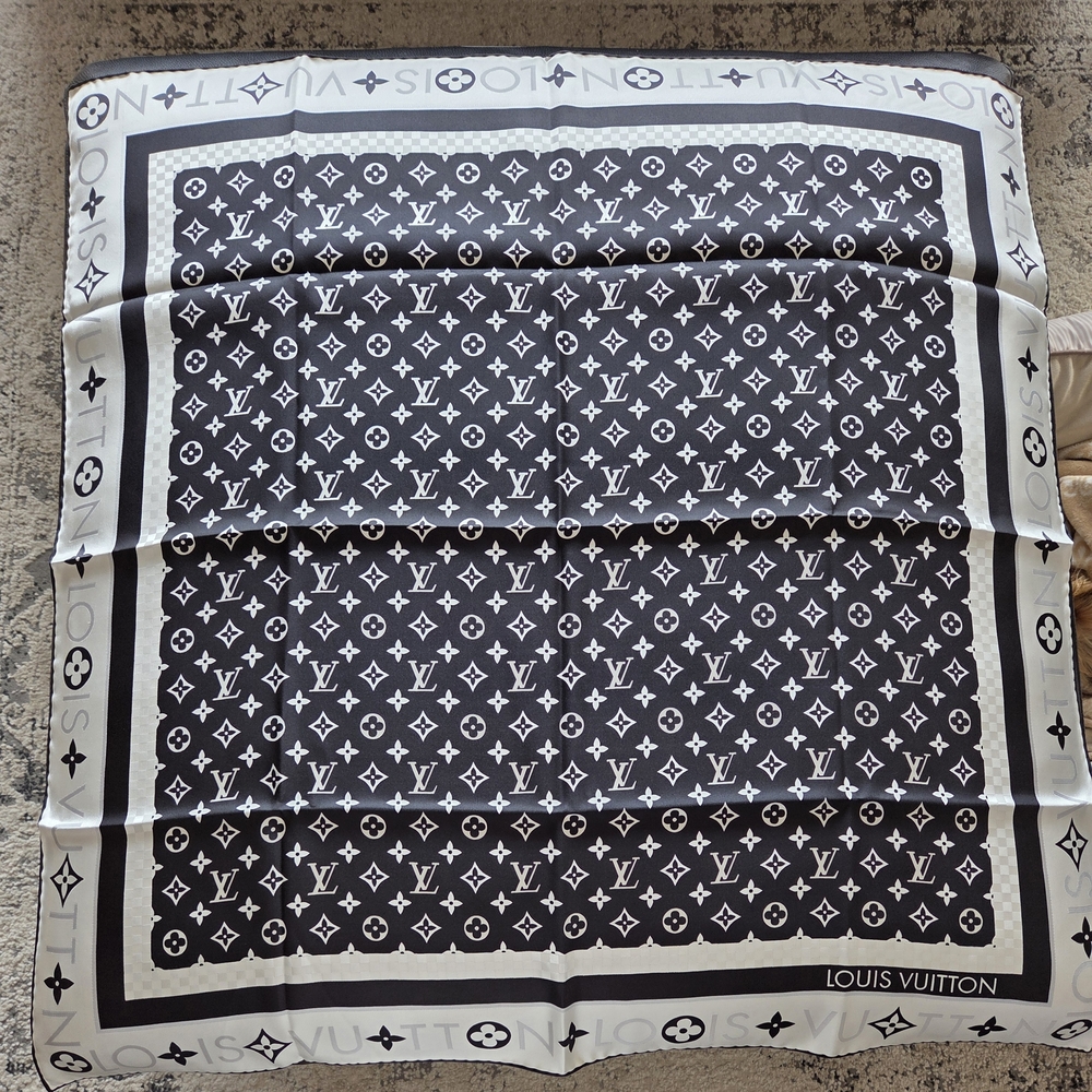 Louis Vuitton Black and White Scarf - Picture 4 of 7
